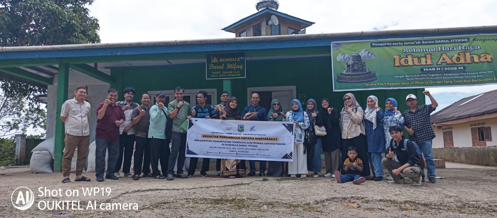 Dosen dan Mahasiswa Elektro Unand Pasang Panel 